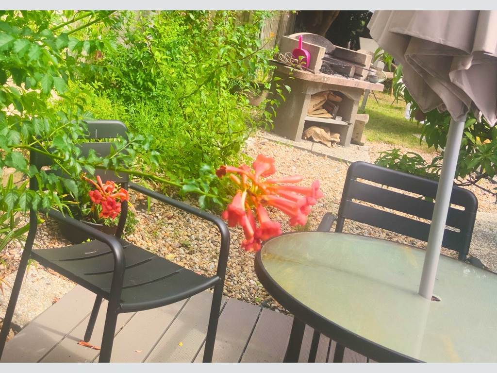 Un espace extérieur plein de charme Sous la glycine et près du barbecue, partagez des moments conviviaux dans un cadre paisible.