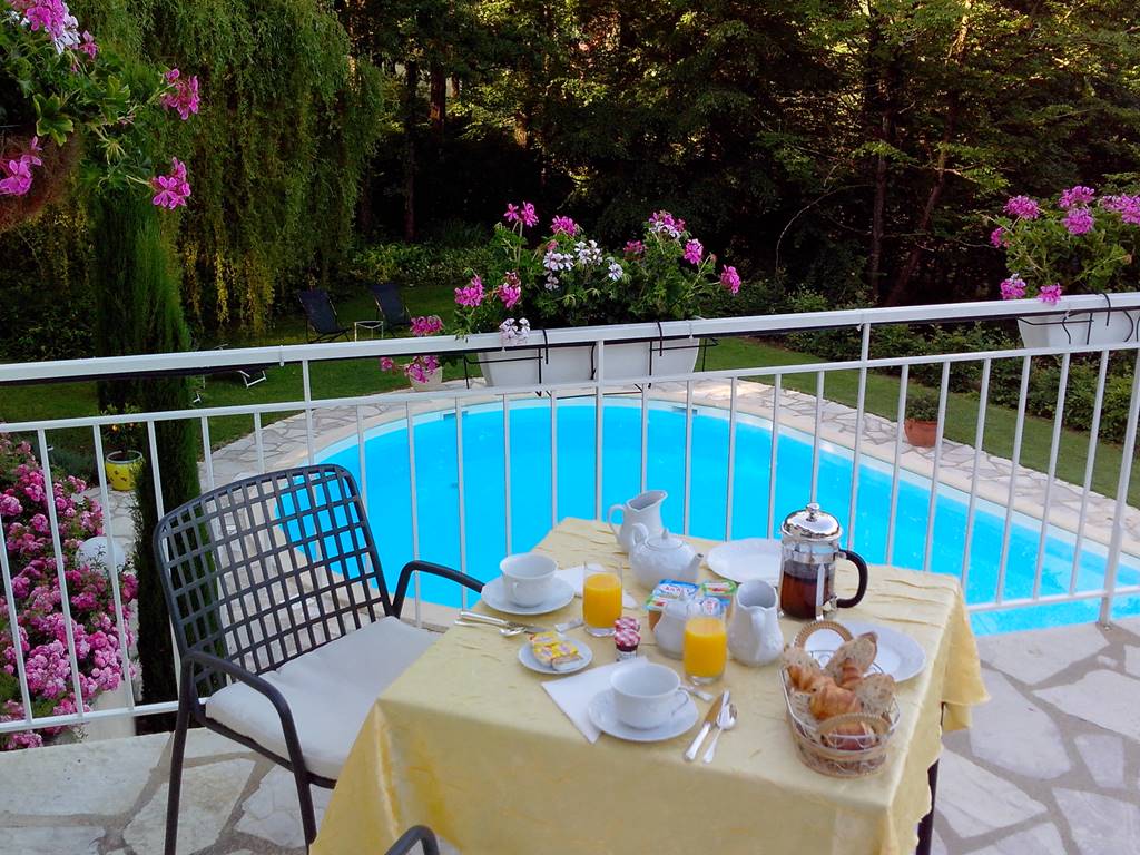 Villa Ric, petit déjeuner, vue piscine sur la vallée de la Dordogne