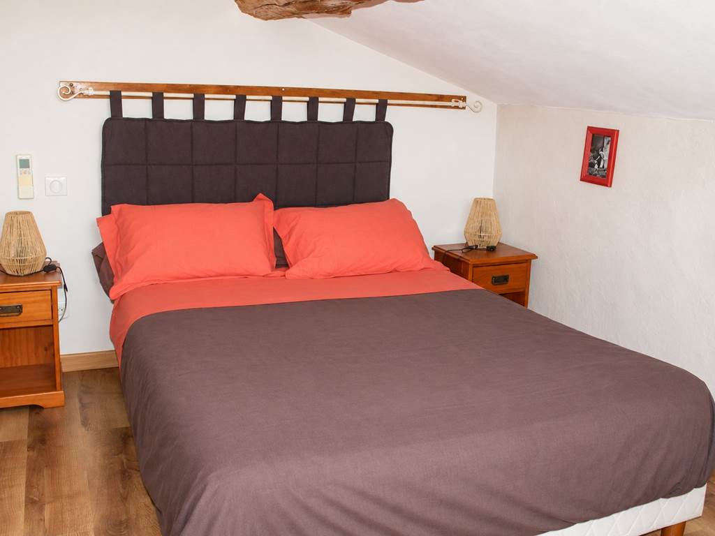 Chambre lumineuse aux tons corail et taupe