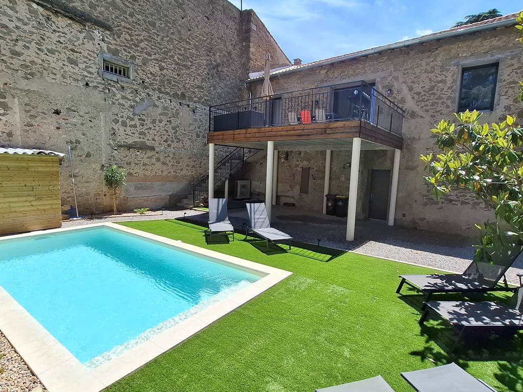 Piscine privée et terrasse du gîte Le Pressoir aux Gîtes de Monte Blanco à Montblanc