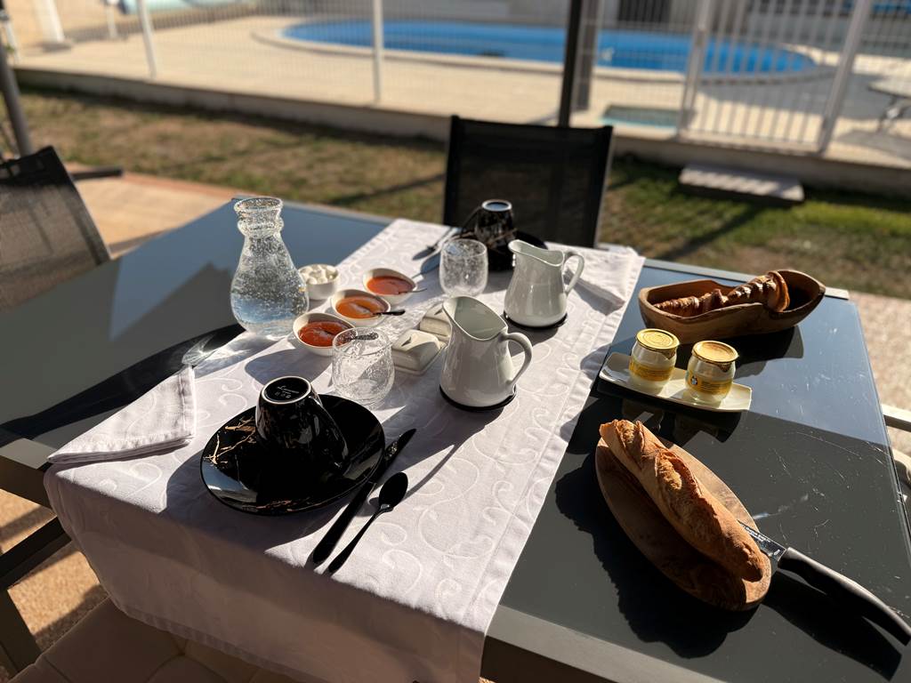 petit-dejeuner-confitures-maison-jus-oranges-pressées_beurre-salé-doux_pain_croustillant_yaourth_croissants-chaud-local-mas-des-anges_jardin-soussans-margaux_couple-famille.jpg