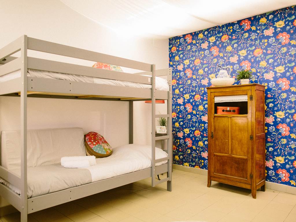 Chambre pour 5 personnes  / Lit double en 160 + Lit Superposé et Lit simple / salle de bain privative