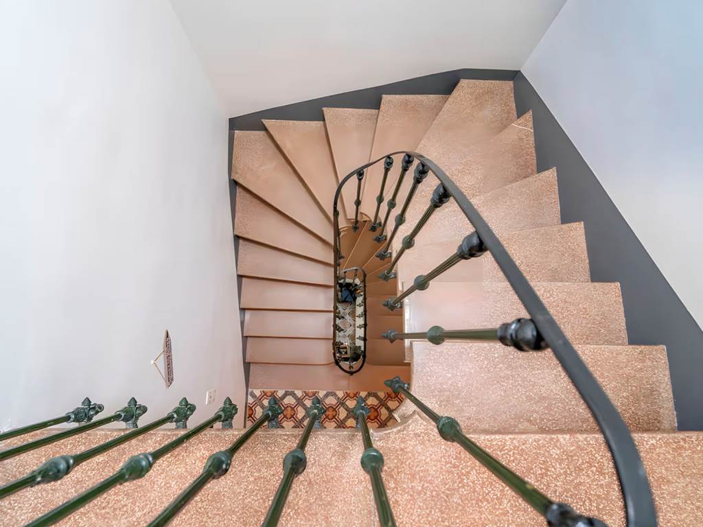 escalier-helico-bois-gite-authentique-olonzac