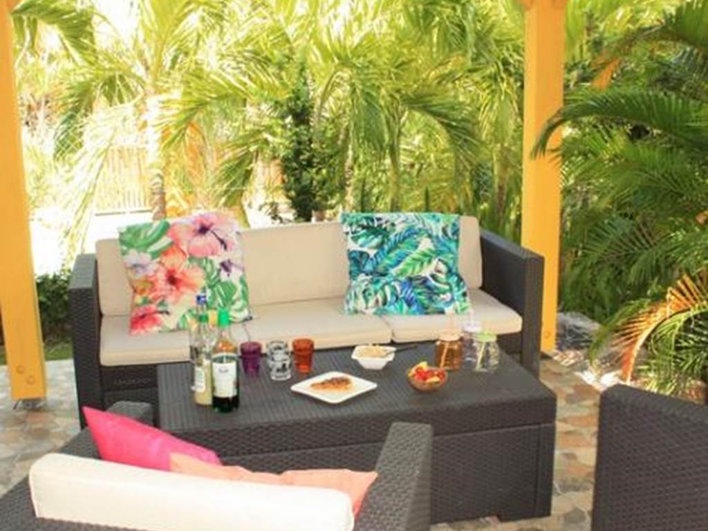 Carbet-convivial-grandes-tablees-barbecue-creole-partage-apero-amis-famille-sainte-anne-guadeloupe