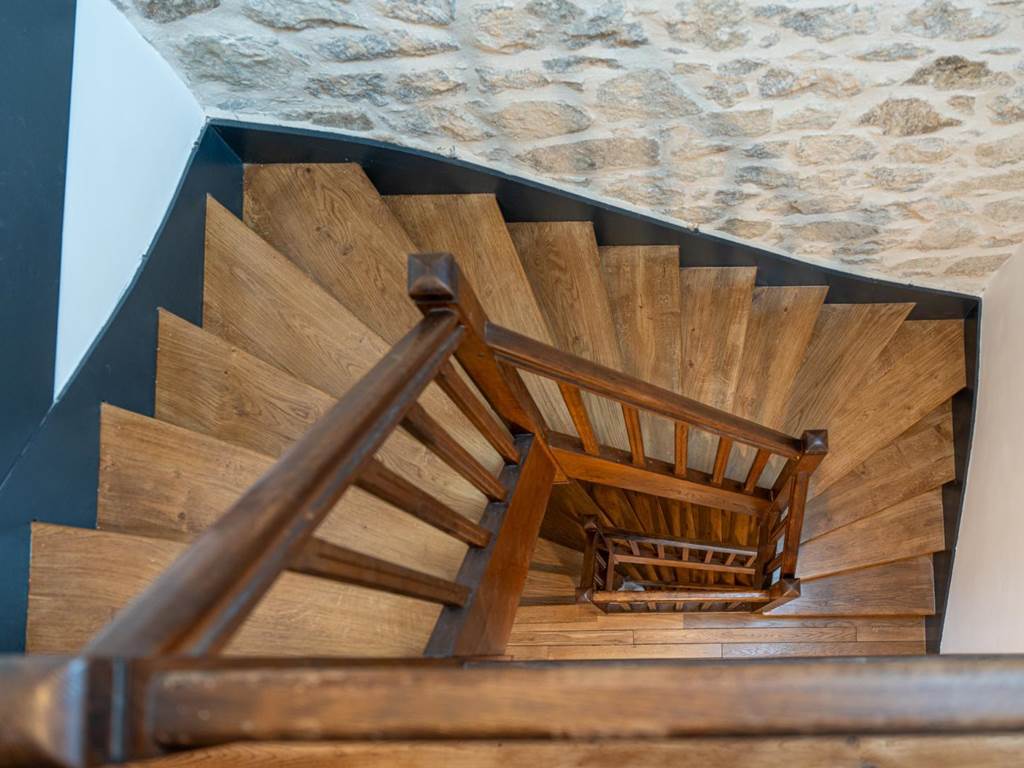 Escalier central dans maison de caractère