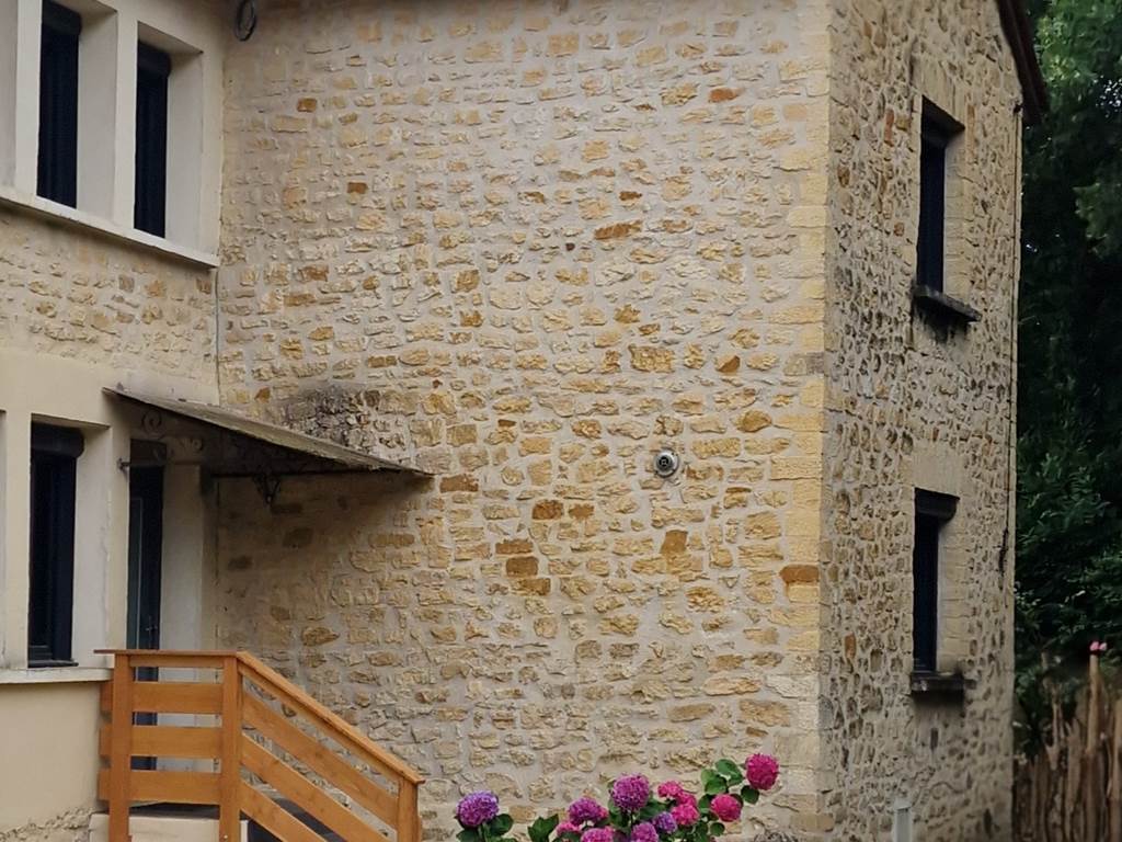 Accès entrée de la maison et parking