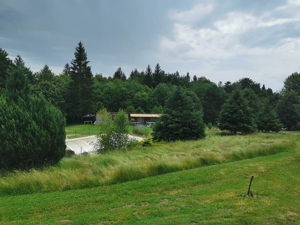 La maison d'accueil dans un écrin de verdure