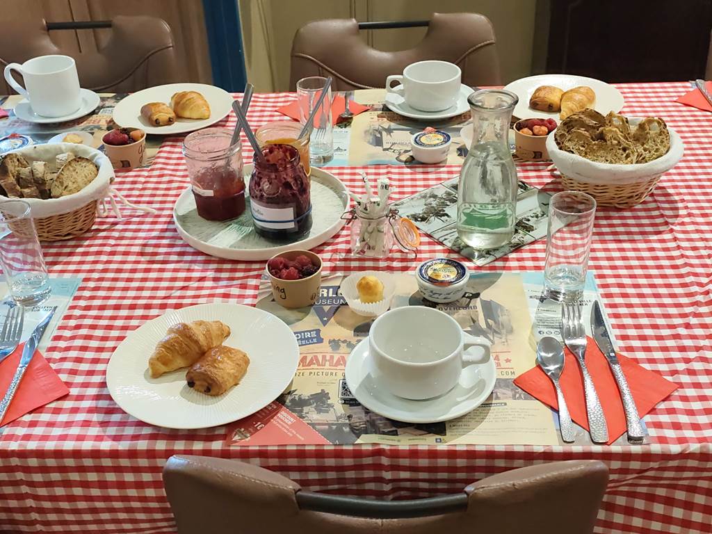 petit-déjeuner-fait-maison-hébergement-familiale-vacances-normandie-bord-de-mer