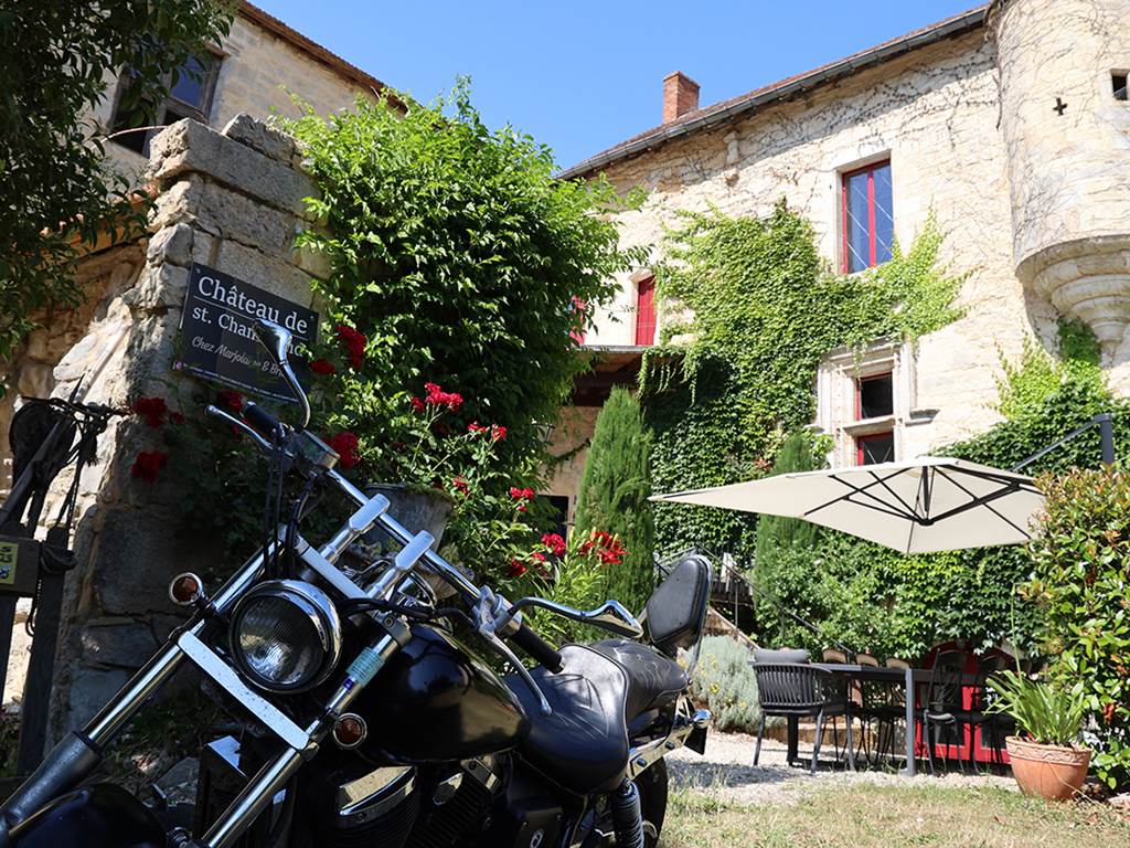 Relais Motards au Château de Saint-Chamarand : une étape conviviale avec table d'hôtes et chambres de confort pour vos road-trips dans le Lot.