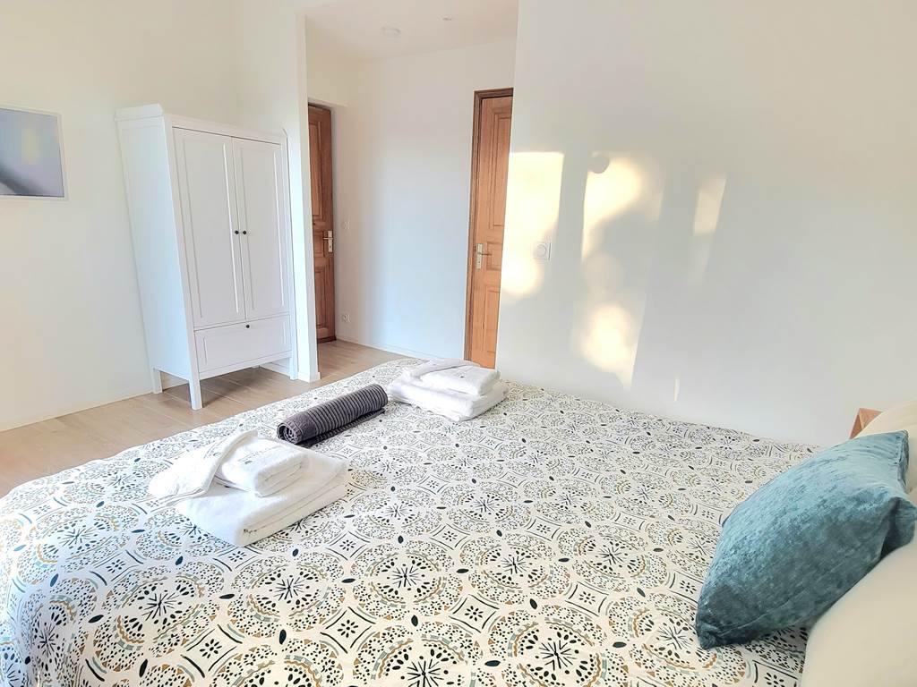 Location d'une chambre d'hôtes spacieuse et lumineuse pour un séjour en Corse du Sud.