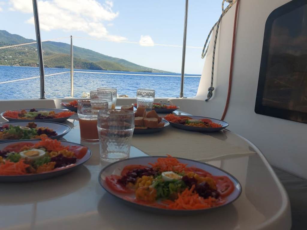 Repas à midi sur le catamaran