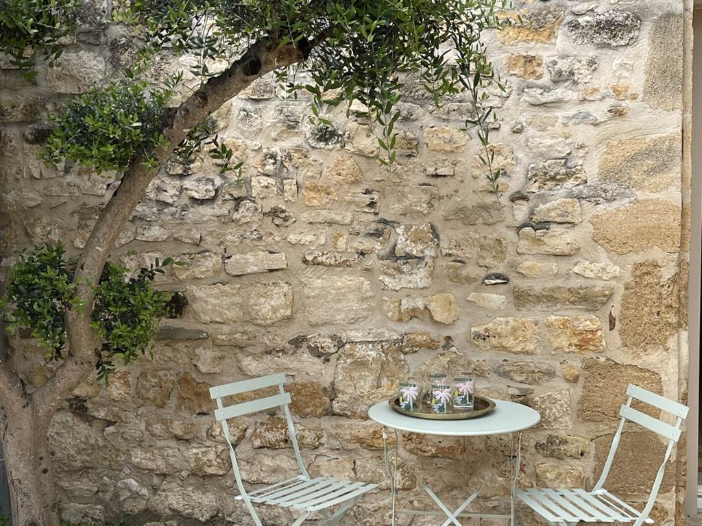 EXTERIEUR PETITE TABLE