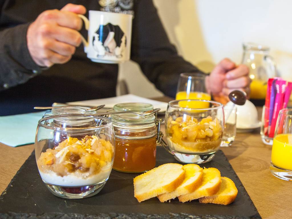 Petit déjeuner copieux au Colombier Bretagne, chambres d'hôtes
