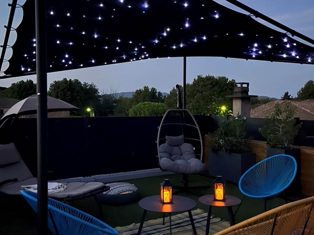 terrasse-lounge-soiree-guirlande-gite-famille-olonzac