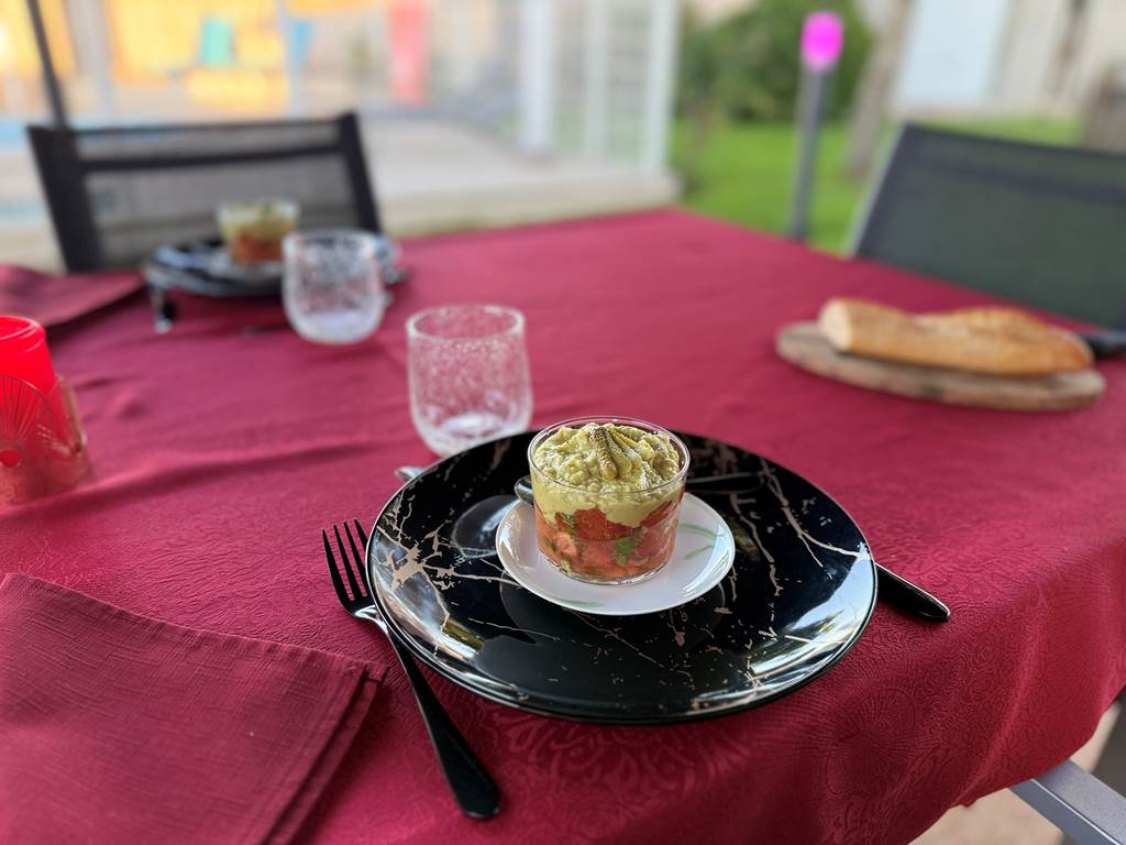 repas-sur-demande-entree-plat-dessert-cafe-local-mas-des-anges_soussans-margaux_couple-famille