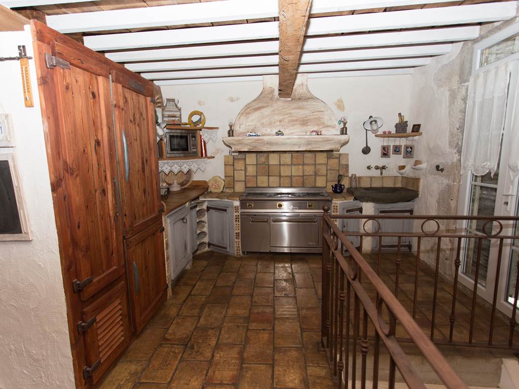 Cuisine authentique  au confort moderne rénové avec des matériaux  ancien