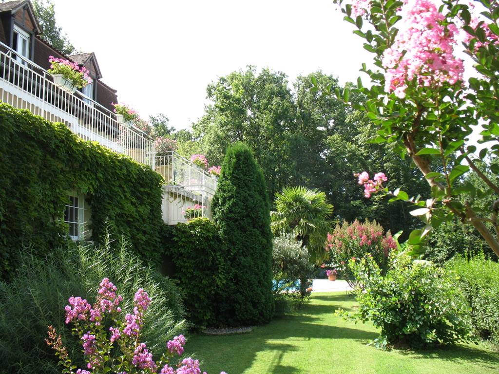 Villa Ric, table gourmande et chambres à Saint-Céré proche Rocamadour, vue nature