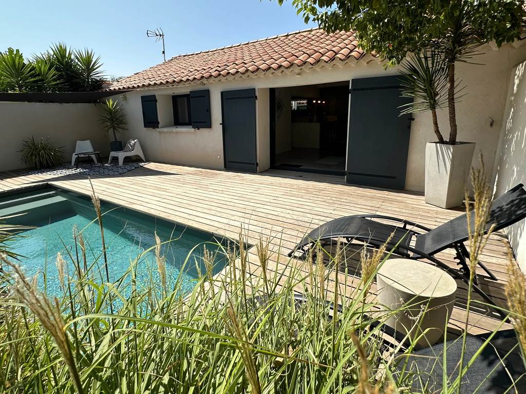 Détente assurée au bord de notre piscine privée à Istres