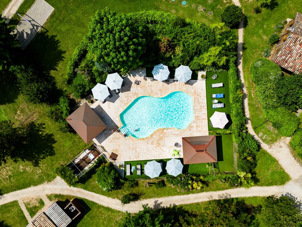 les-chalets-de-fiolles-tarn-occitanie-location-vue-de-ciel-piscine