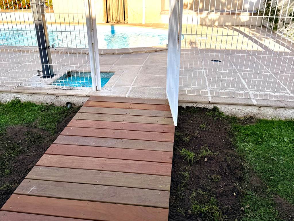 acces-pmr-piscine-passerelle-bois-securisee-mas-des-anges-soussans-margaux-medoc