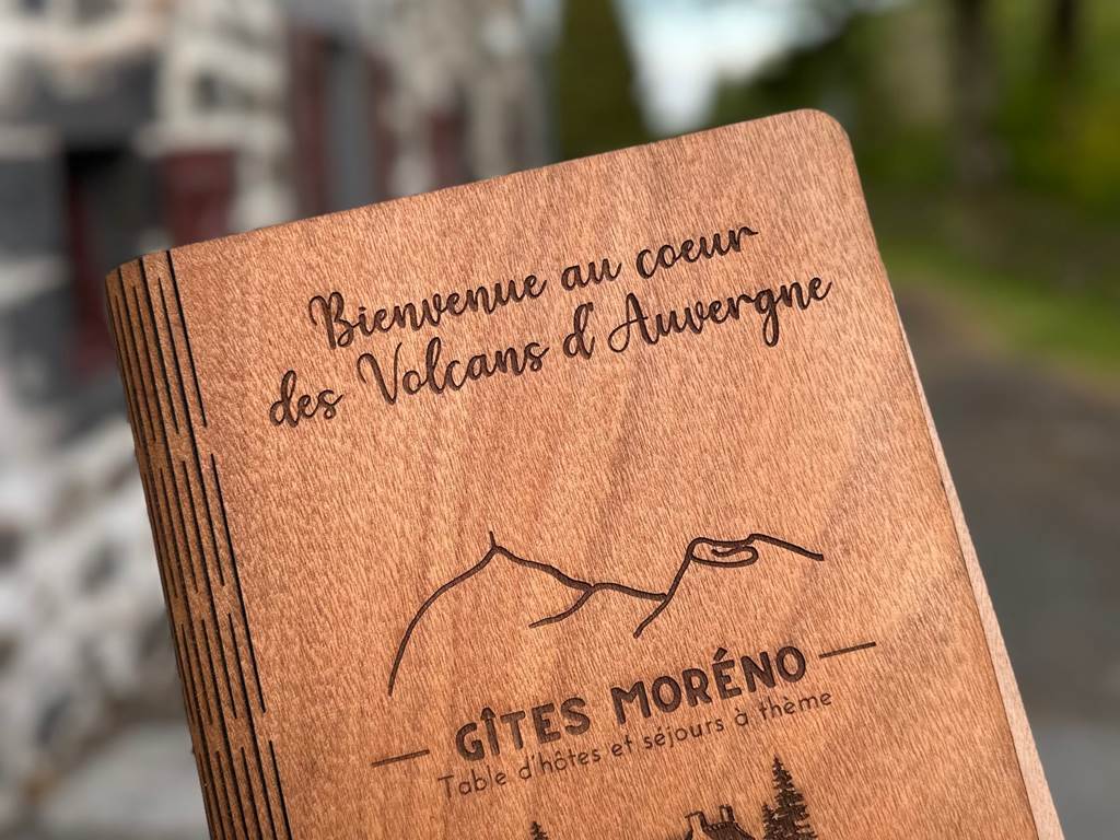Jardin, jeux pour enfants, ping-pong, coin pétanque, barbecue, Gîtes Moréno Puy-de-Dôme Proche Vulcania Auvergne Sancy Tourisme Location de vacances Ski Montagne Lacs Volcans VTT randonnées