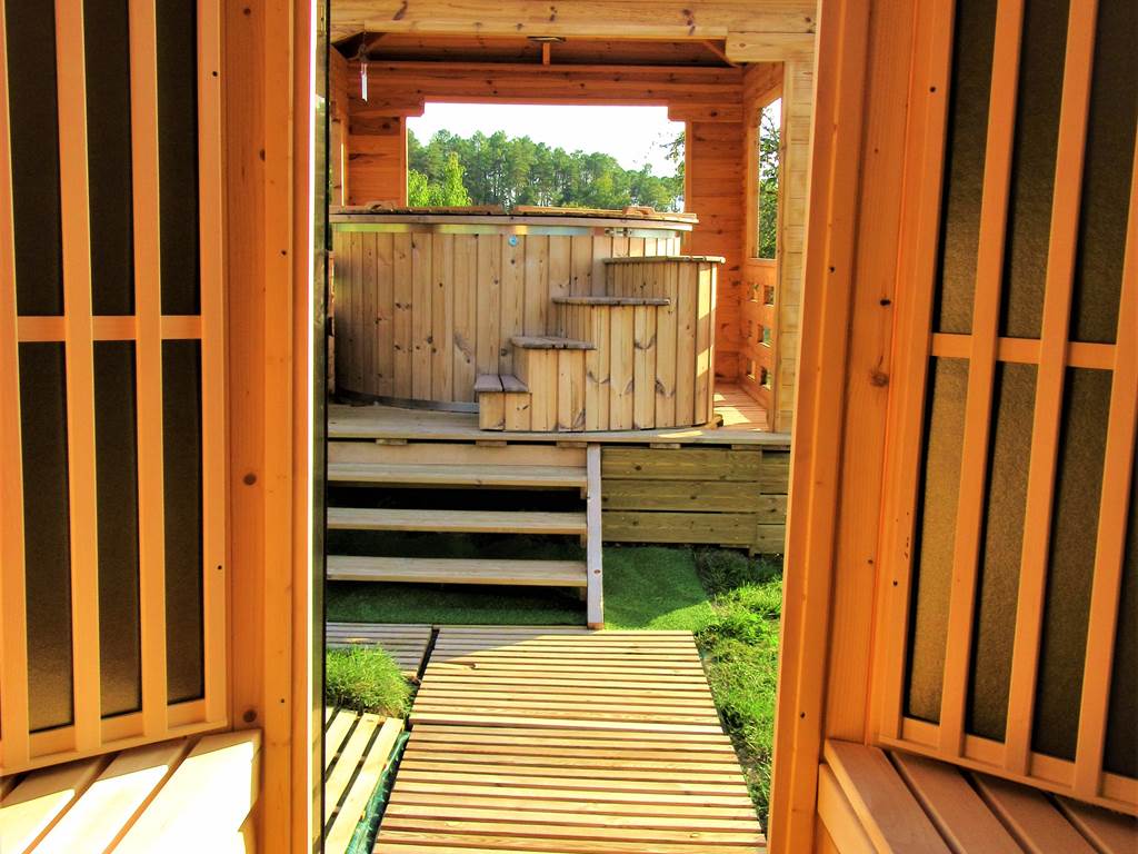 vue de l'intérieur du sauna sur le bain nordique