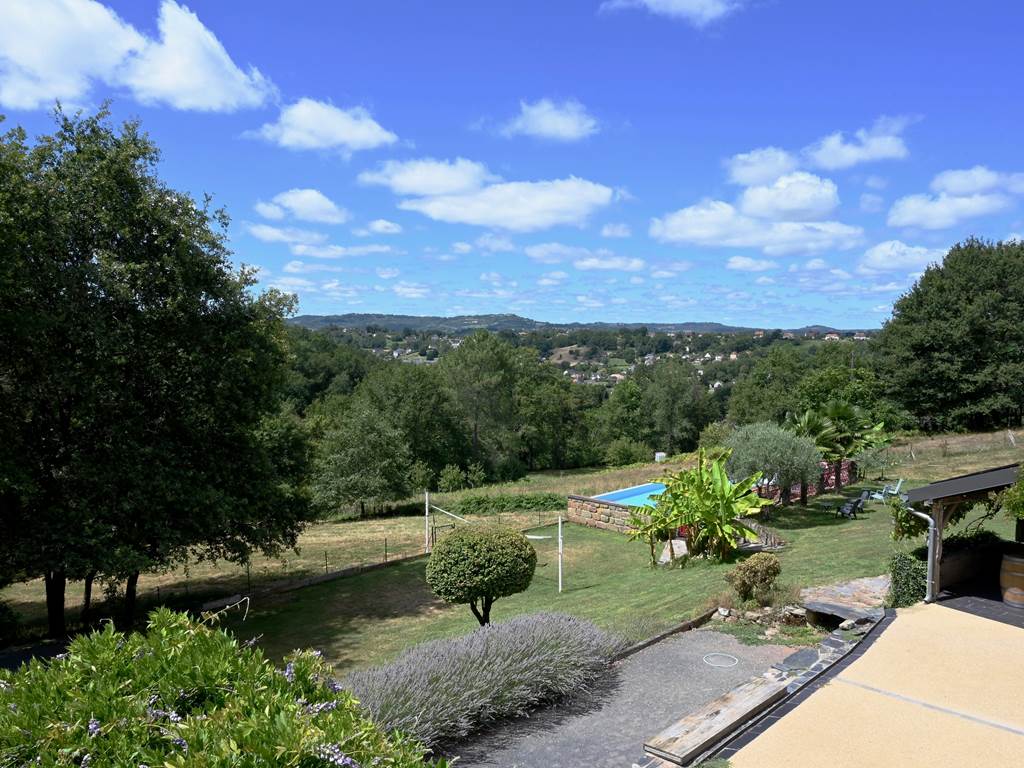 Gîte charme corrèze piscine vue extérieure