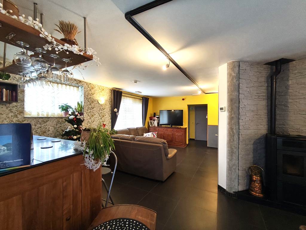 Le salon devant ce grand écran vous attends pour une soirée cool