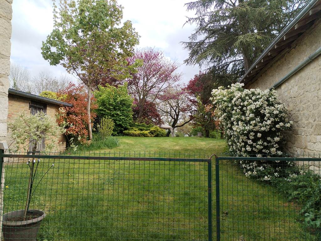 Jardin arboré commun aux 2 gîtes