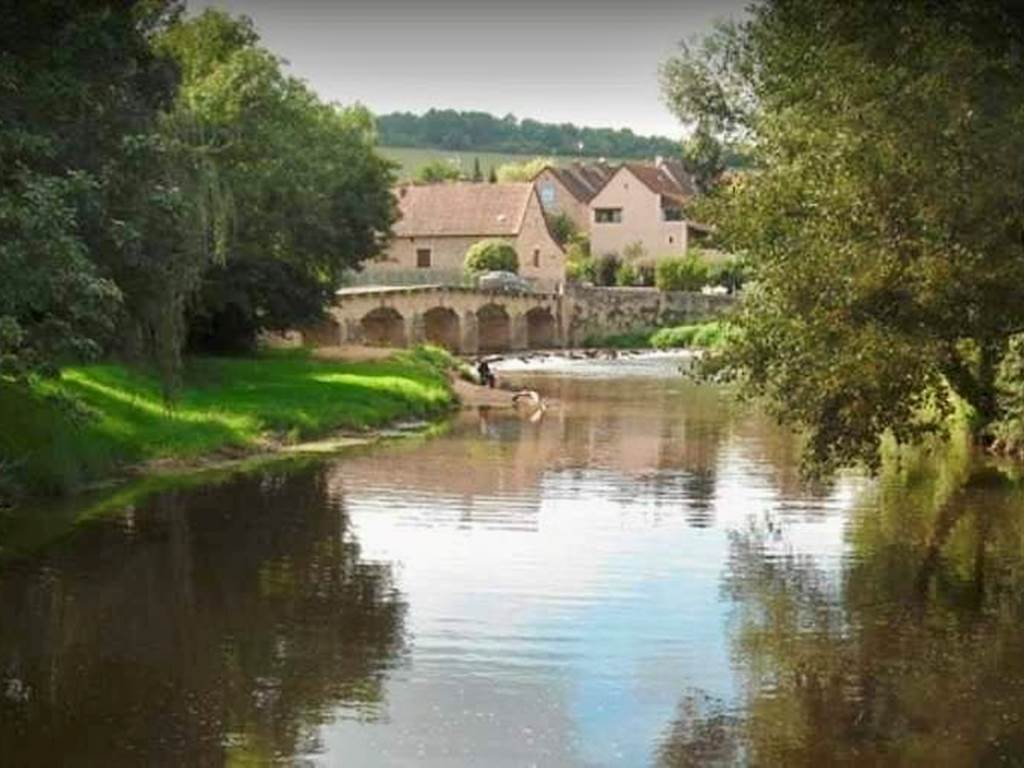 bourogne-tourisme-campingcar-atypique-original-rivière-tournus-eaunes-cluny-solutré-vignes-vignobles-macon-vélo-randonnée-prochedelyon-france-saoneetloire-famille-avecenfants-allinclusive-messeugne-savignysurgrosnes-cathédrales-brancion-pleinair-camping-restaurant-patrimoine-activités-gastronomie-vins-châteaux-randonnée-convivialité-jeuxpourenfants-animations-bistrot-chaleureux-menu-restauration-cuisinefrançaise-bourguignon-vacances-convivialité-71-voiebleu-voieverte