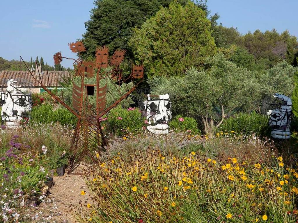 masques dans jardin artistique