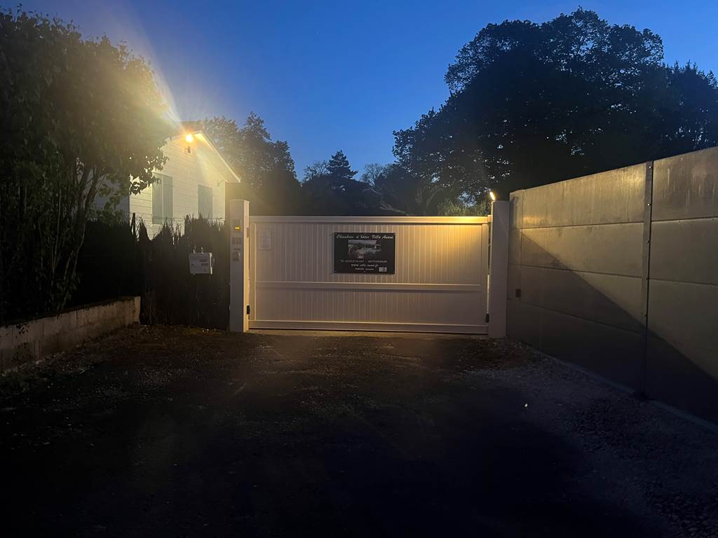 Portail de nuit avec éclairage pour être mieux vue