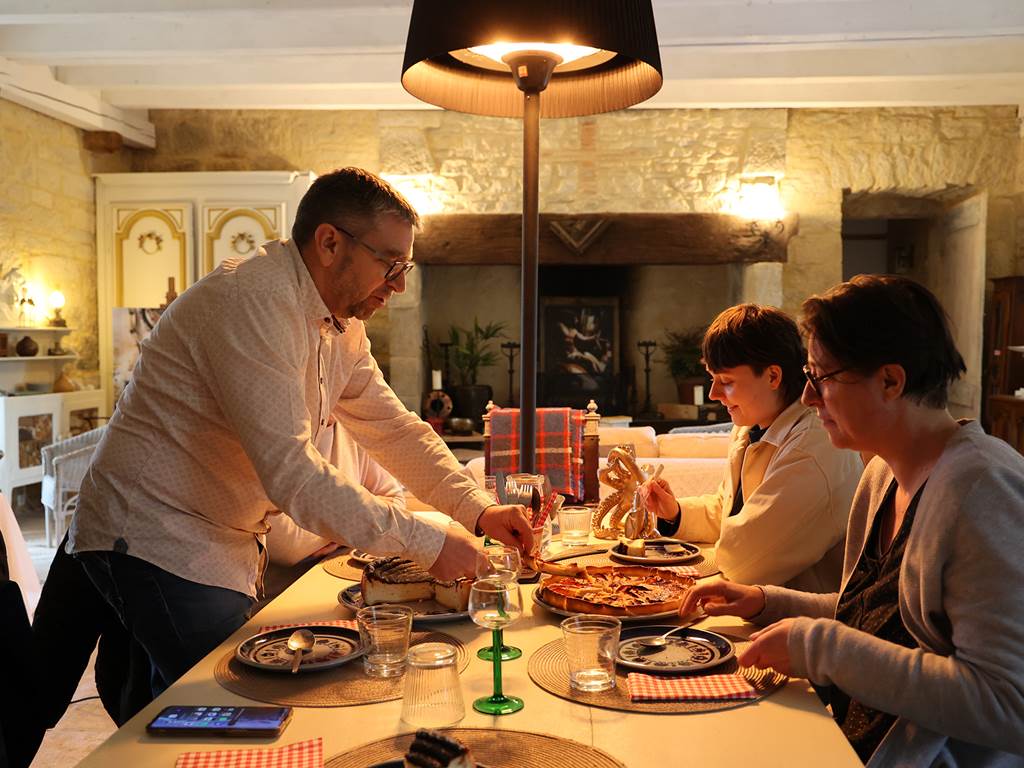 Hébergement de groupe et table d'hôtes : partagez des moments uniques au cœur de notre château médiéval.