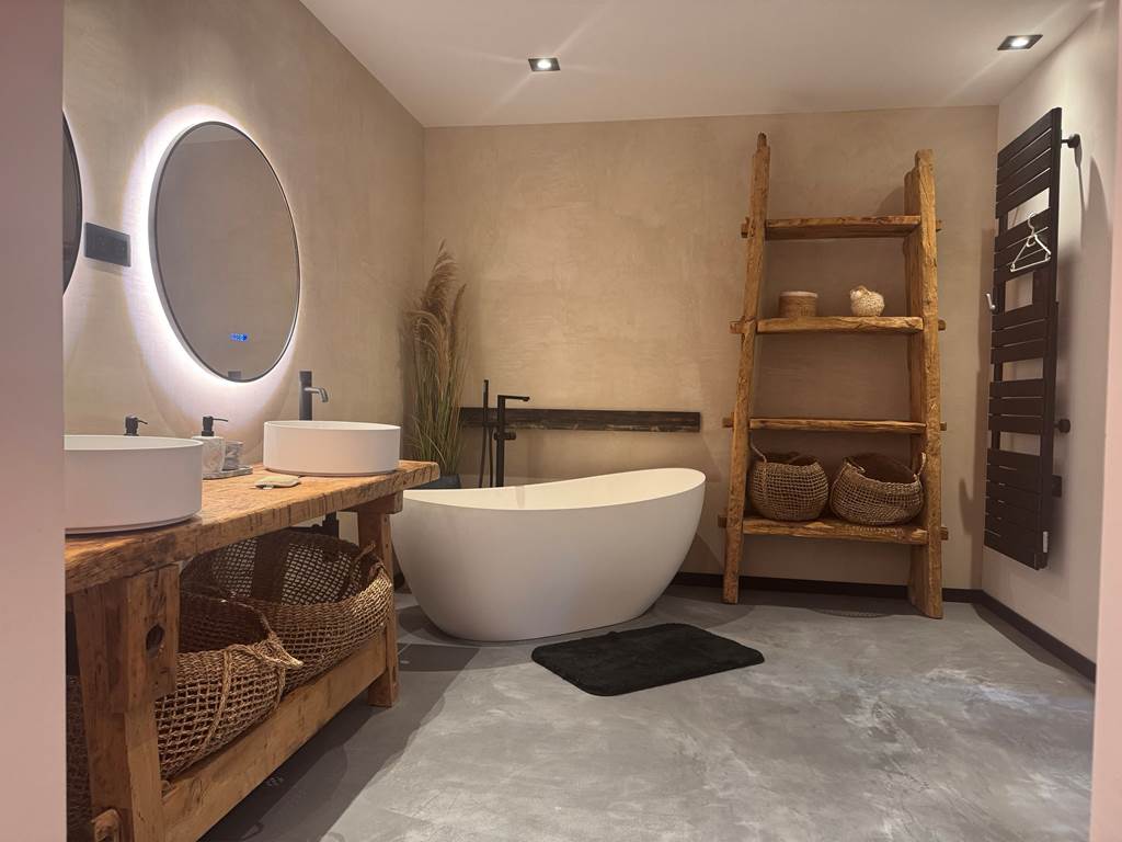 salle-bain-spacieuse-baignoire-authenticité