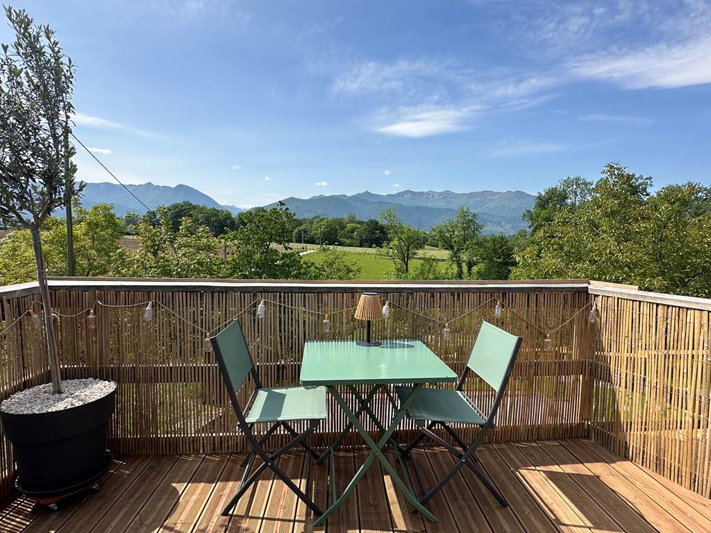 Coin repas sur la terrasse face aux Pyrénées