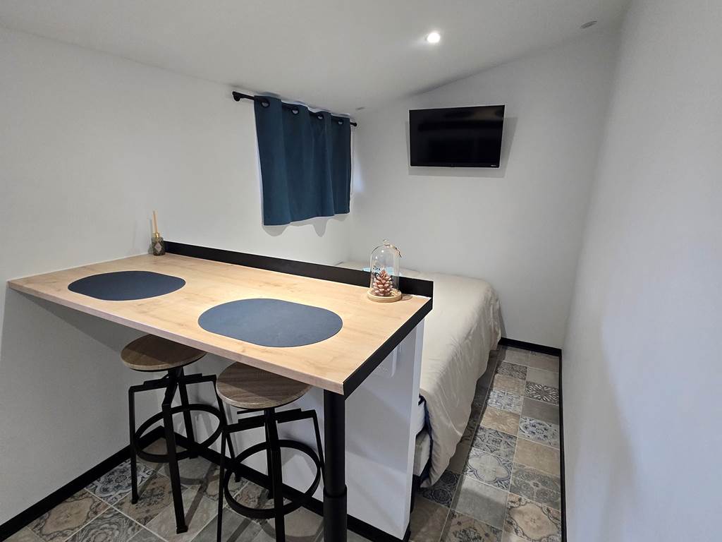 Table haute et partie lit CHAMBRE GAUDINA