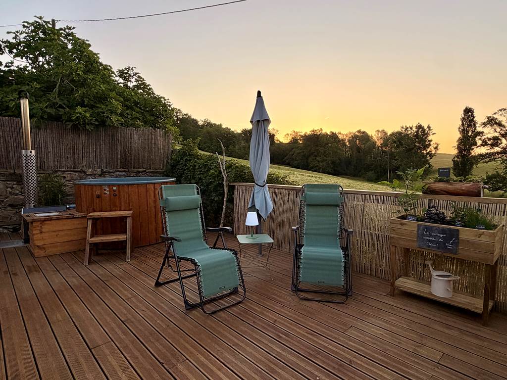 Terrasse aménagée avec lever du soleil