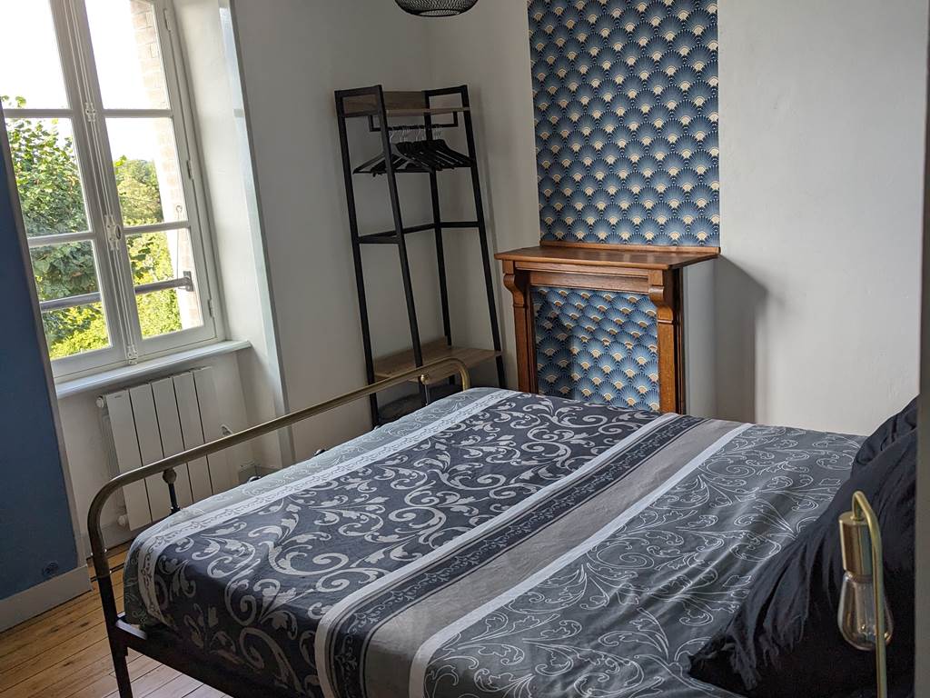 Gîte de la Chevêche Chambre 1 avec un lit queen size - cheminée - style art déco