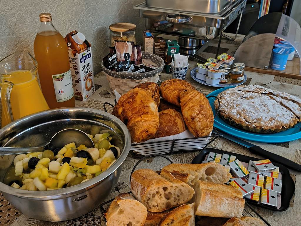 petit-dejeuner-gourmand-chambre-hotes-campagne.jpg