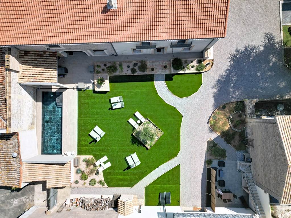 Vue aérienne des Gîtes de Monte Blanco avec jardin, piscine et différents hébergements à Montblanc