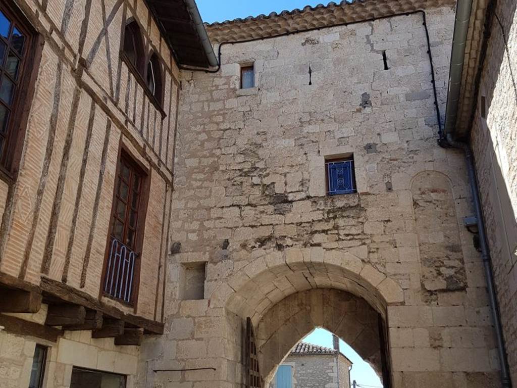 montpezat_2018-07_porte-de-la-ville_ee-e1570200472354-768x1024
