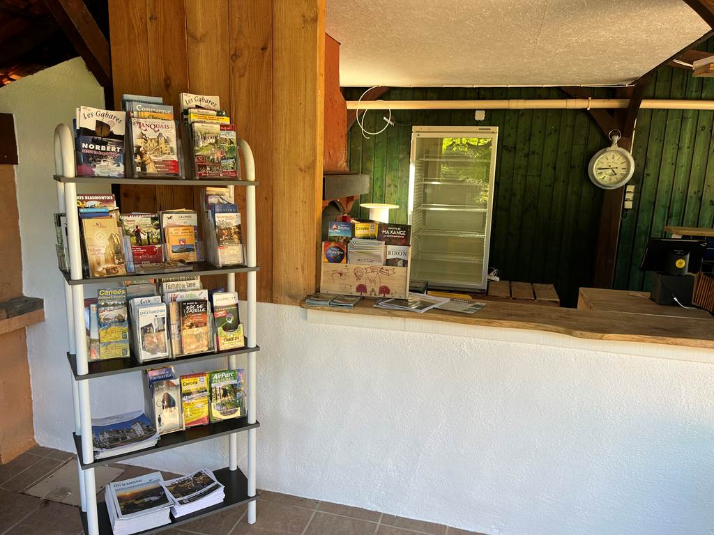 Accueil près du bar .