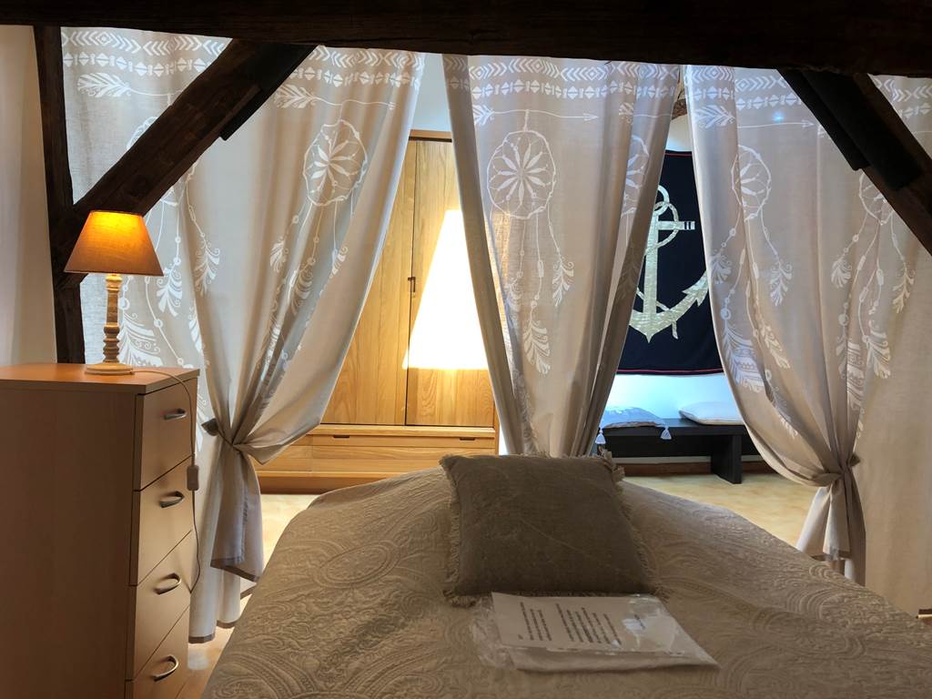 chambre dortoir 4 personnes à l'étage, climatisée, avec 2 lits en 120cm et 1 lit électrique en 140cm.