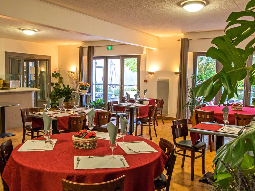 Salle restaurant, Hôtel Persedes, Hôtel Ardèche, Aubenas, Vallon Pont d'Arc