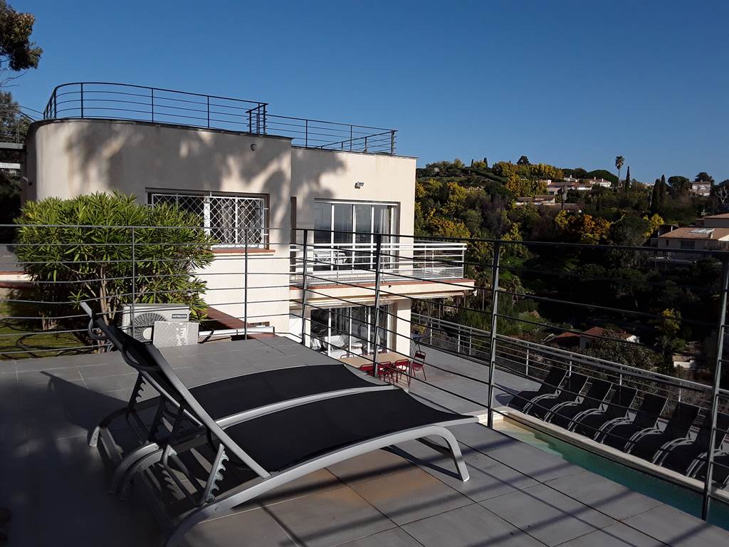 Espace transats pool house villa luxe