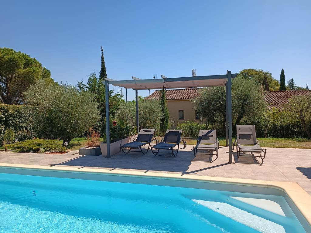 Transats autour de la piscine