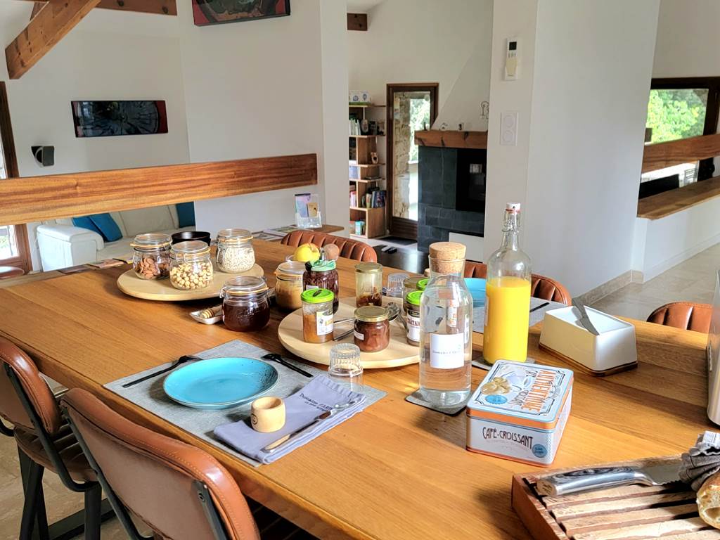 Salle à manger commune spacieuse et lumineuse pour un accueil familial et convivial.
