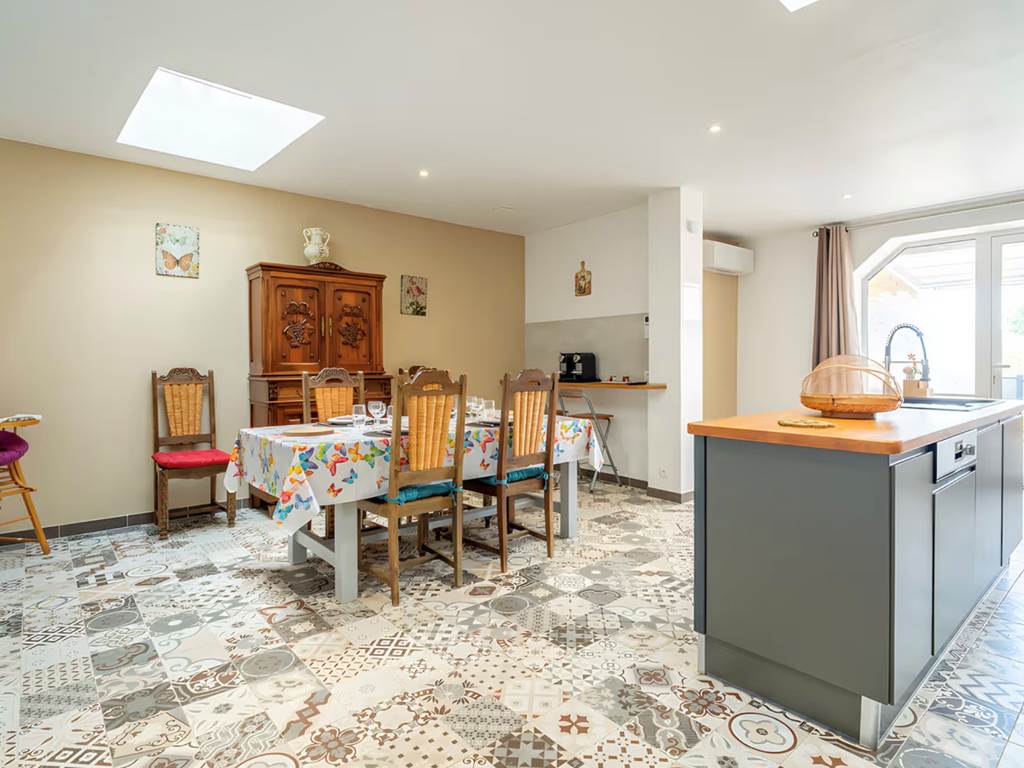 salle-a-manger-cuisine-ouverte-gite-famille-olonzac