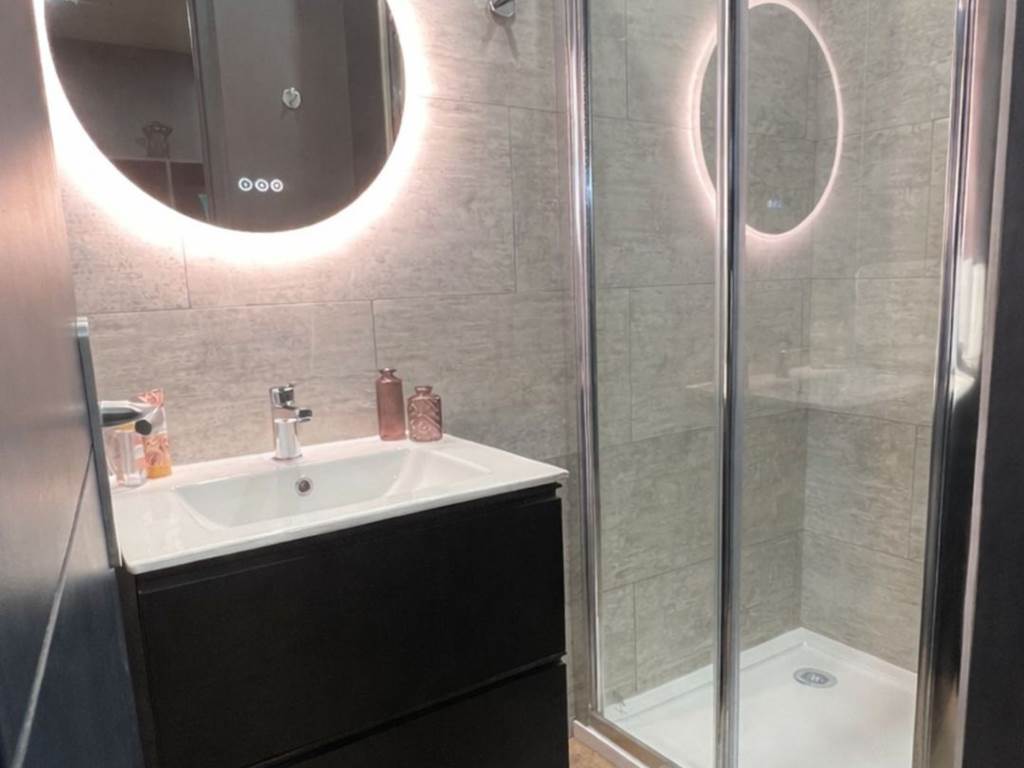 Salle d’eau moderne du houseboat avec douche et équipements récents, confort optimal pour séjour sur le canal du Rhône à Sète à Saint-Gilles.