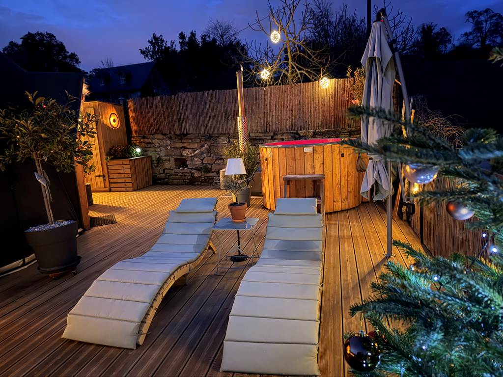 Terrasse avec sapin de Noël face au bain nordique